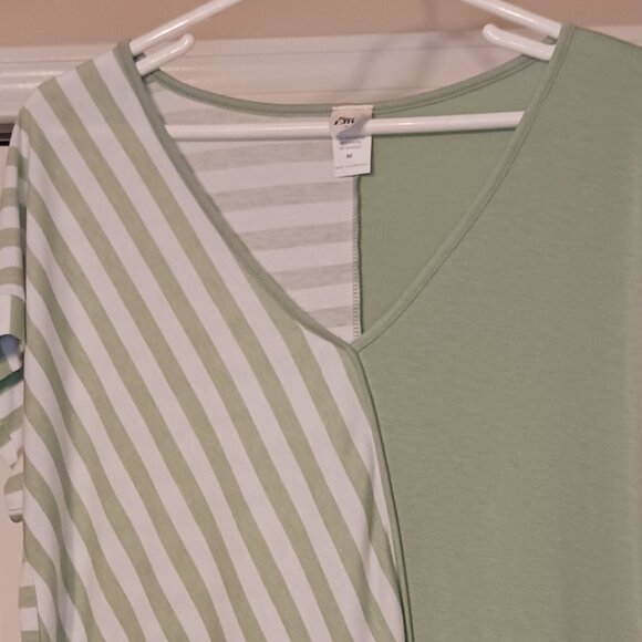 #91 3/$18 - Sew in Love Green/White Short Sleeve Top Size M - Picture 4 of 6